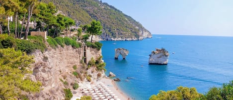 Una spiaggia nelle vicinanze