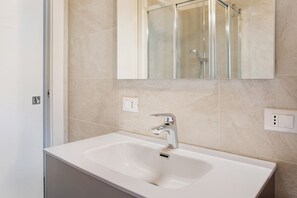 Ducha, secador de pelo, toallas