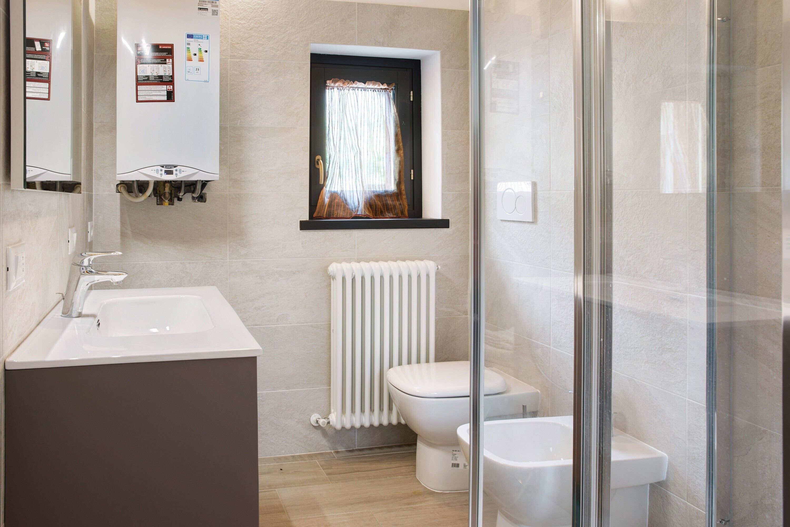 Dusche, Haartrockner, Handtücher