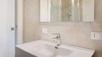 Douche, sĂšche-cheveux, serviettes fournies