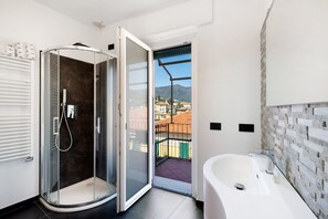 Een douche, een haardroger, handdoeken