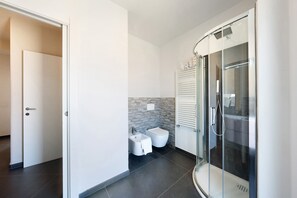 Dusche, Haartrockner, Handtücher