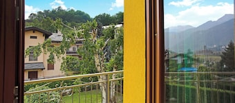 Apartment 'Yellow Apartment' with Mountain View and Balcony