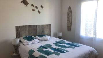 3 bedrooms, desk, iron/ironing board, travel crib