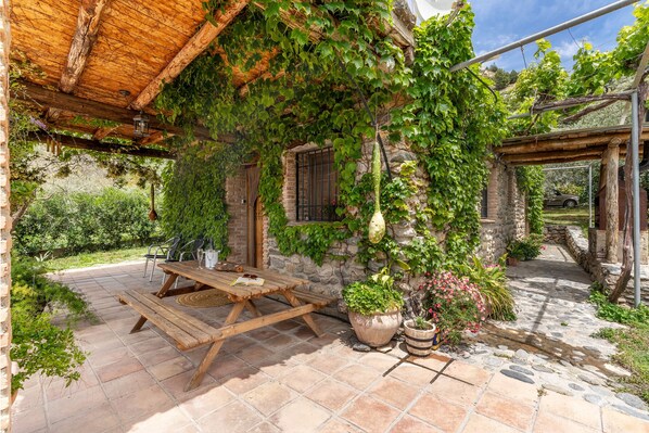 Outdoor dining - Vacation Home "La Terrera" with Mountain View, Private Pool & Wi-Fi (Órgiva)