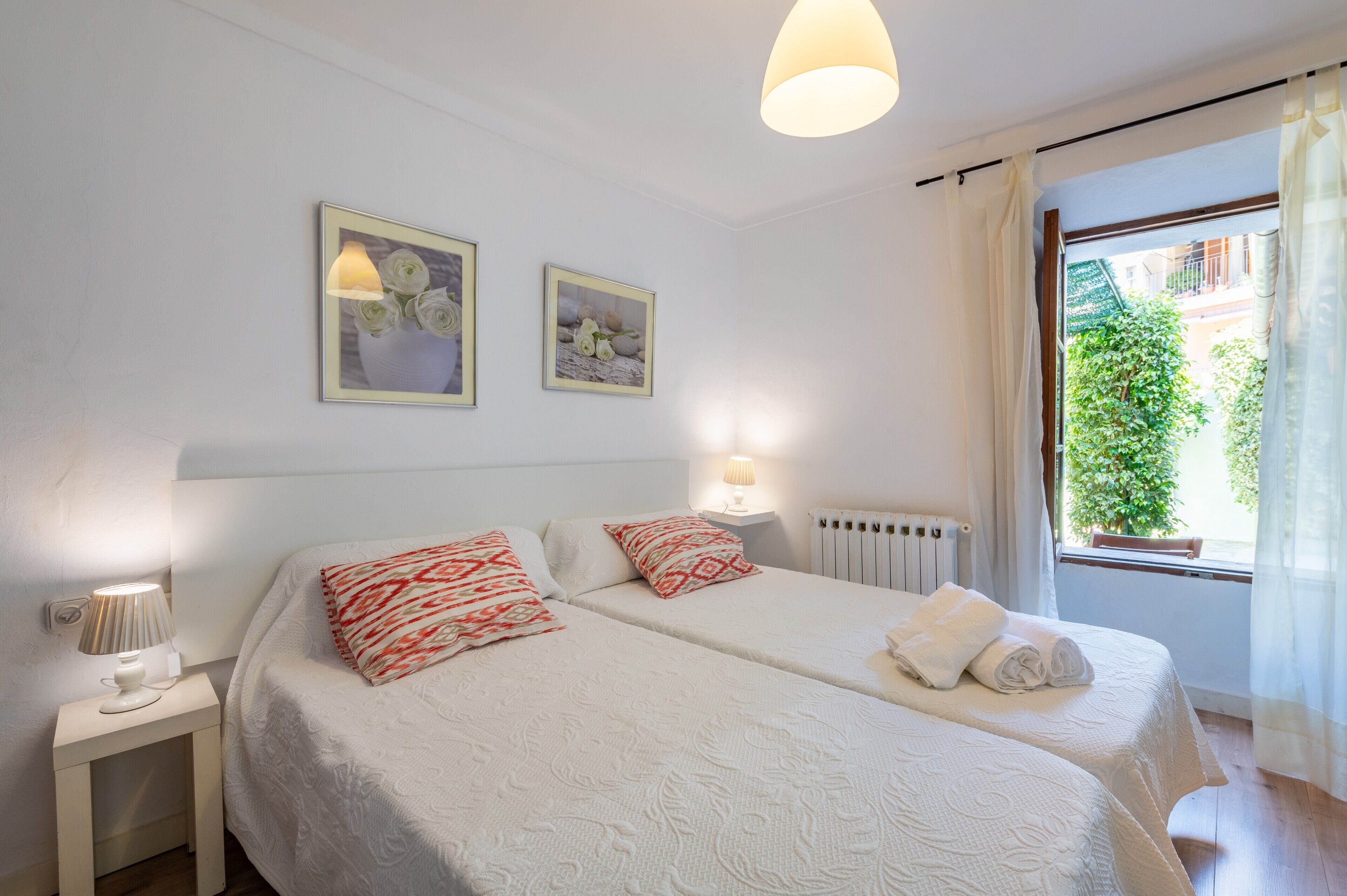 5 bedrooms, iron/ironing board, free WiFi, bed sheets