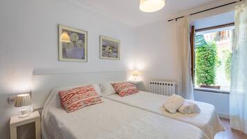 5 bedrooms, iron/ironing board, free WiFi, bed sheets