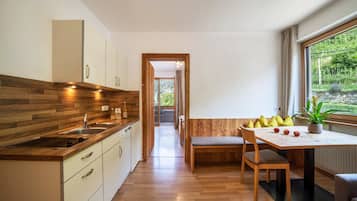 Jääkaappi, liesi, astianpesukone, kahvin-/teenkeitin