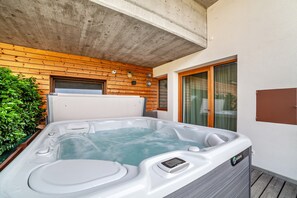 Outdoor spa tub - Holiday Apartment "Langstein Lavendel" with Mountain View, Balcony and Wi-Fi (Coldrano)