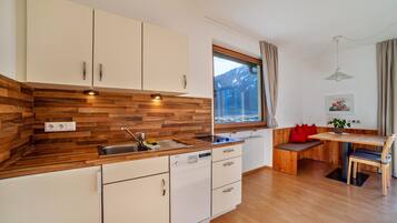 Fridge, stovetop, dishwasher, coffee/tea maker