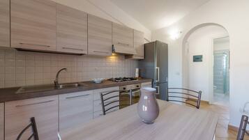 Frigorifero, forno, piano cottura, pentole/stoviglie/utensili