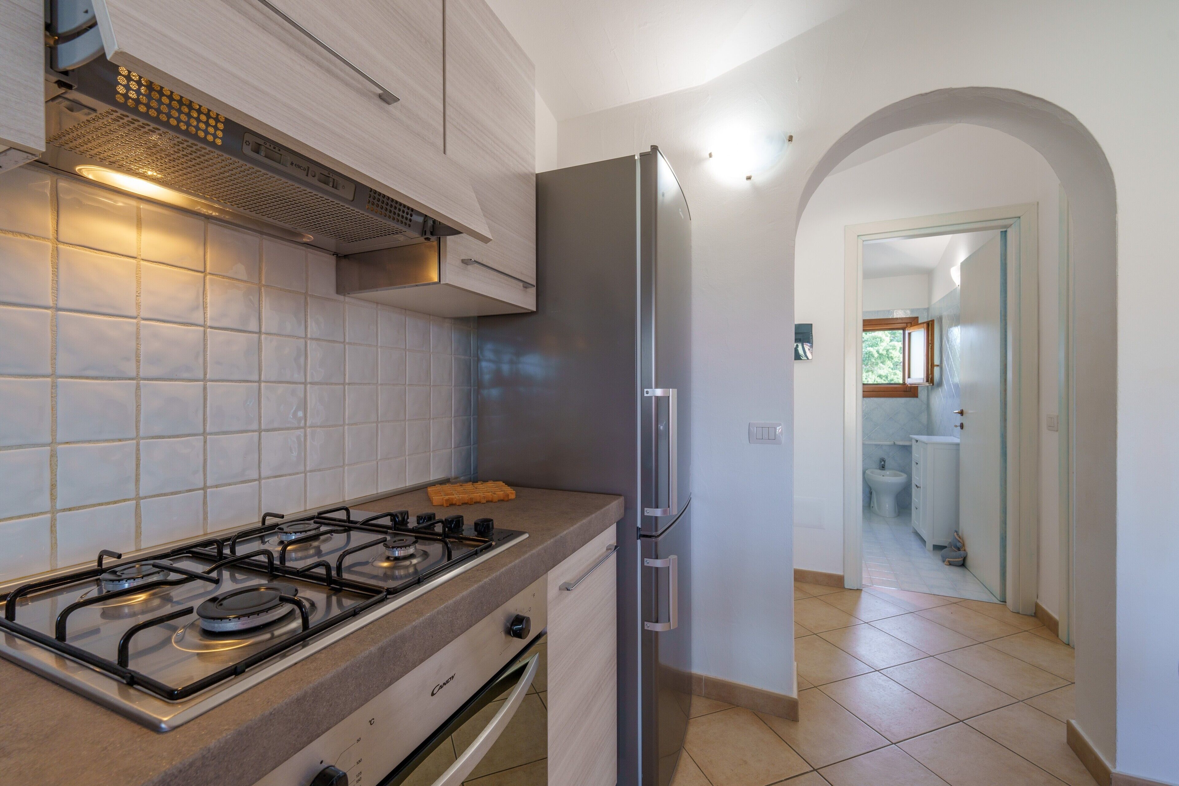 Refrigerador, horno, parrilla de estufa y utensilios de cocina 