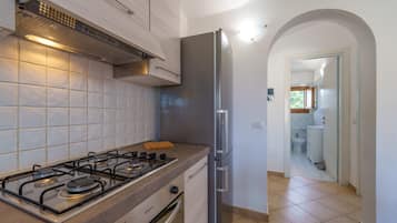 Refrigerador, horno, parrilla de estufa y utensilios de cocina