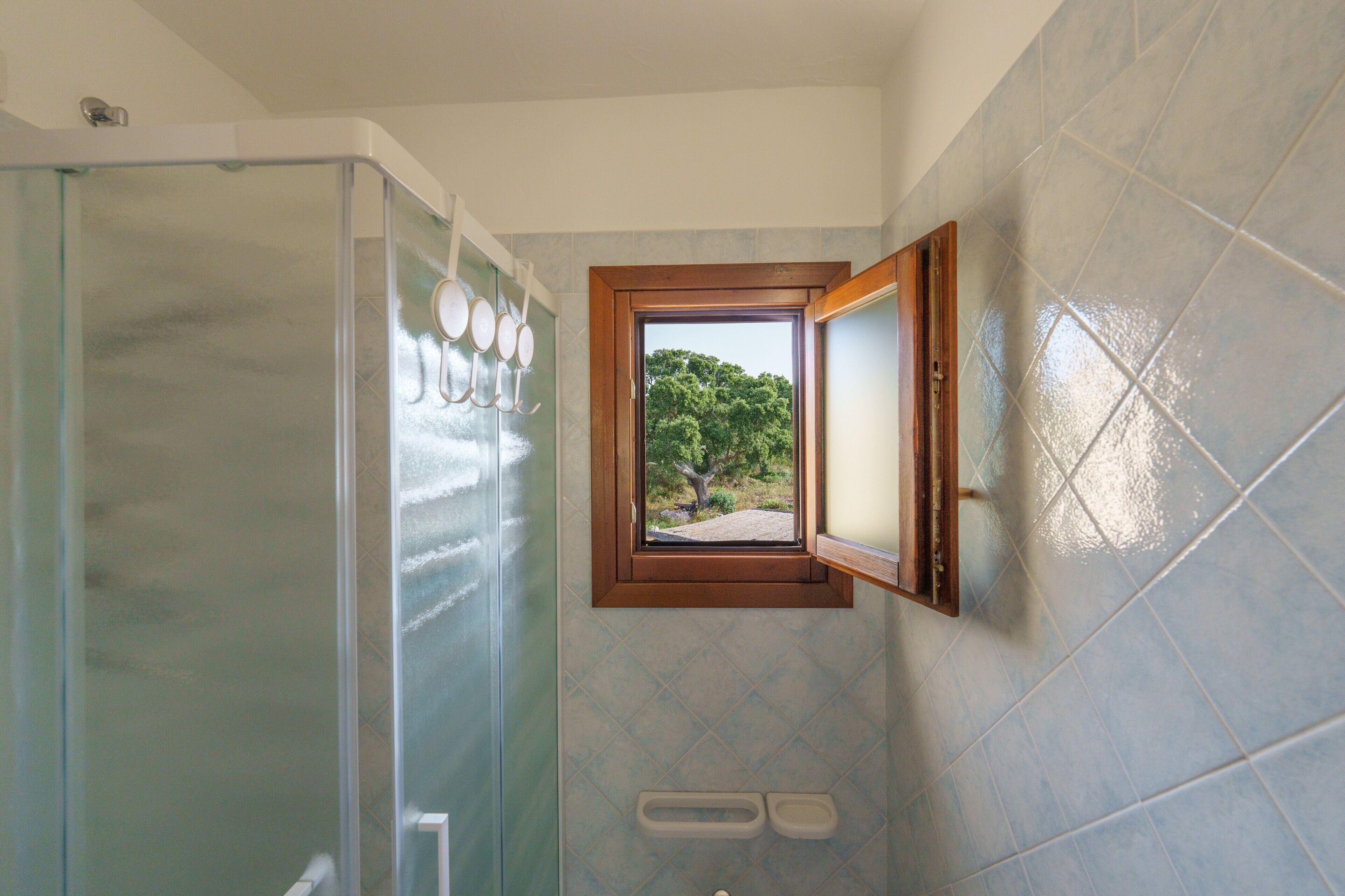 Chuveiro, toalhas de banho