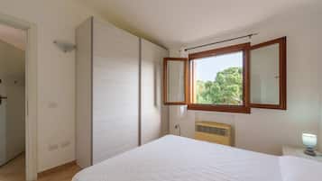 1 bedroom, bed sheets