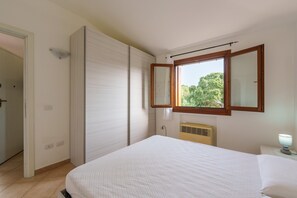 1 bedroom, bed sheets