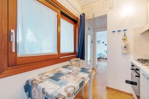 Jääkaappi, uuni, liesi, keittoastiat/astiat/ruokailuvälineet
