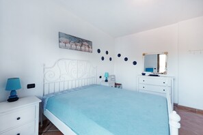 1 bedroom, bed sheets