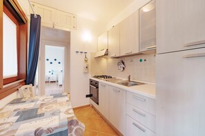 Jääkaappi, uuni, liesi, keittoastiat/astiat/ruokailuvälineet