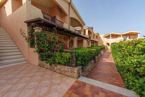Property grounds - Apartment 'Casa Vacanze Fragola' with Shared Pool, Private Terrace and Air Conditioning (olbia)
