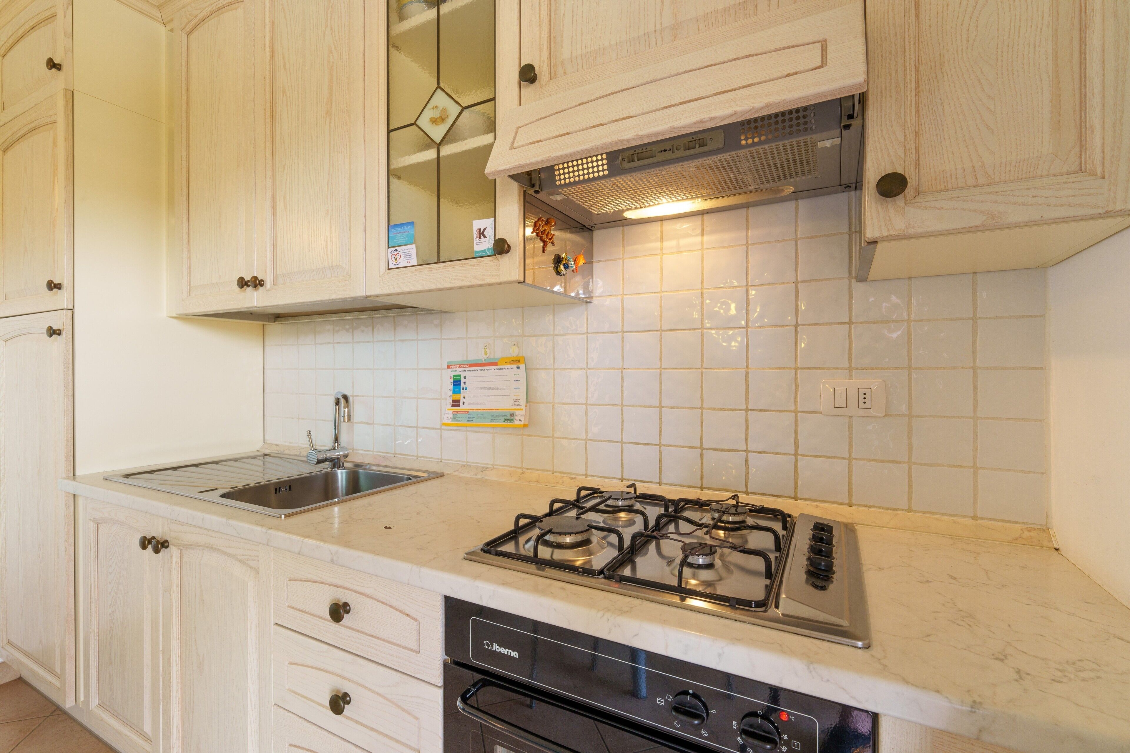Refrigerador, horno, parrilla de estufa y utensilios de cocina 