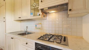 Frigorifero, forno, piano cottura, pentole/stoviglie/utensili