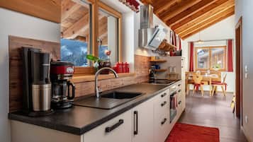 Fridge, oven, stovetop, dishwasher