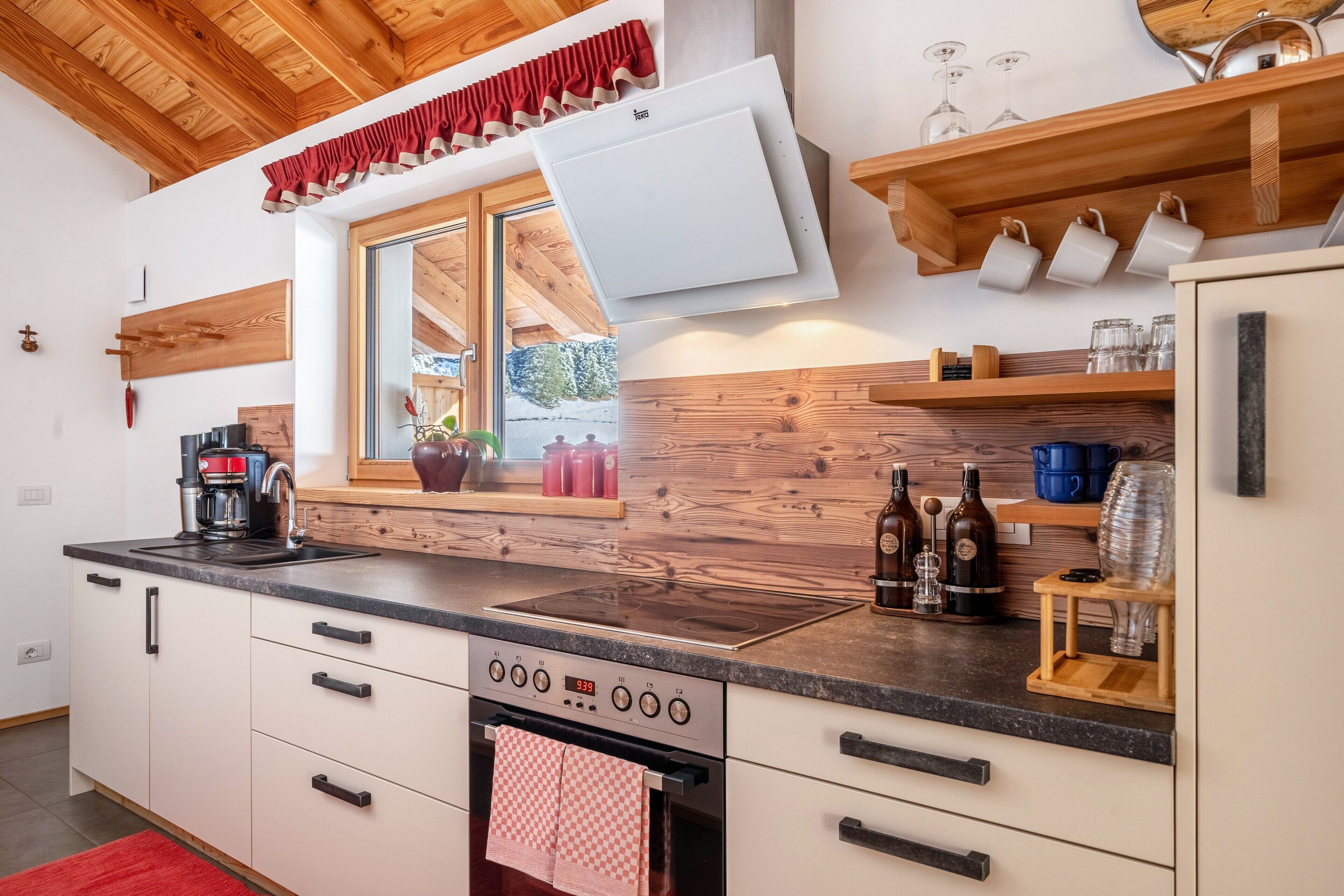 Frigorifero, forno, piano cottura, lavastoviglie