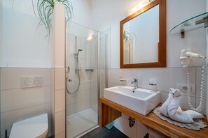 Ducha, secador de pelo, toallas