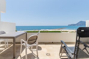 A terrace with a table and chairs, a grill, and a view of the sea. - Apartment 'Top First Line  Altea' with Sea View, Wi-Fi and Air Conditioning (Altea)