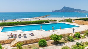 A swimming pool with a view of the sea and a mountain in the background. - Apartment 'Top First Line  Altea' with Sea View, Wi-Fi and Air Conditioning (Altea)