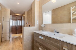 Shower, hair dryer, towels - Apartment 'Top First Line Altea' with Sea View, Wi-Fi and Air Conditioning (Altea)