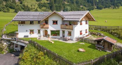 Ferienwohnung "Larch Soge Apt Helmuth" mit Bergblick, Balkon und Gemeinschaftsgarten