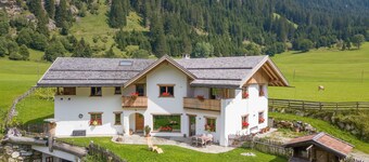 Apartamento vacacional "Larch Soge Apt Helmuth" con vistas a la montaña, balcón y jardín compartido