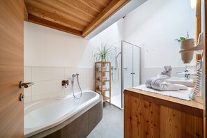 Bañera, secador de pelo y toallas