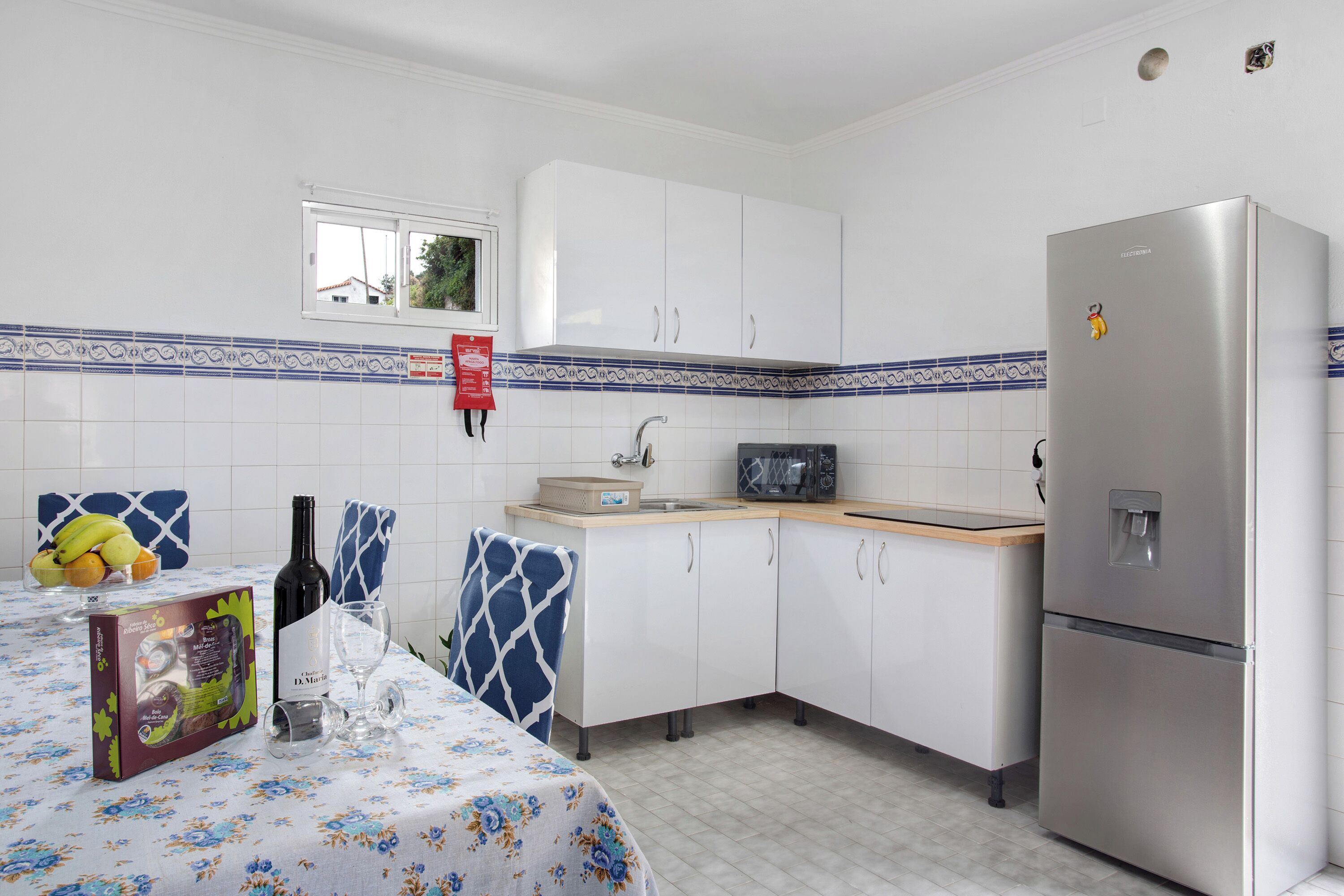 Jääkaappi, mikroaaltouuni, liesi, kahvin-/teenkeitin