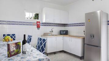 Kühlschrank, Mikrowelle, Herdplatte, Wasserkocher mit Kaffee-/Teezubehör