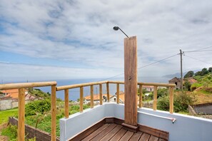 Property grounds - Holiday Home 'Casa Da Ribeira Da Janela' with Sea View, Wi-Fi and Air Conditioning (Porto Moniz)