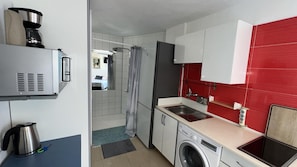 Frigorífico, microondas, placa de cocina y cafetera o tetera