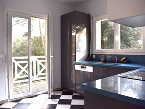 Een koelkast, een oven, een kookplaat, een vaatwasser