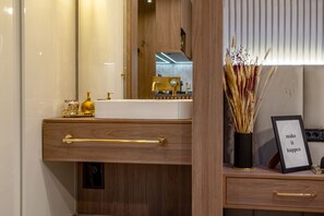 Douche, sèche-cheveux, serviettes fournies, savon