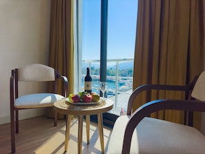 Deluxe Triple Room, Side Sea View | 高級寝具、ミニバー、セーフティボックス (室内)、防音設備