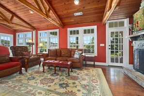 تلفزيون، مدفأة، مكتب