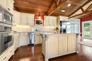 Fridge, microwave, oven, stovetop - Shoreline Cottage - Direct Lake Access (Springdale)