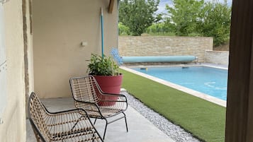 Een buitenzwembad en een verwarmd zwembad