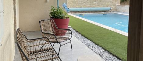 Een buitenzwembad en een verwarmd zwembad