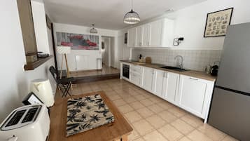 Een koelkast, een microgolfoven, een oven, een kookplaat