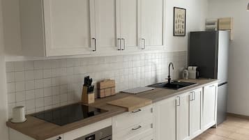 Een koelkast, een microgolfoven, een oven, een kookplaat