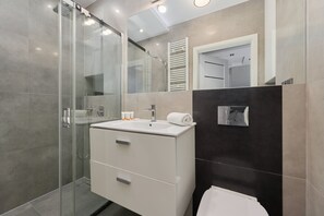 Chuveiro, produtos de toalete grátis, shampoo 
