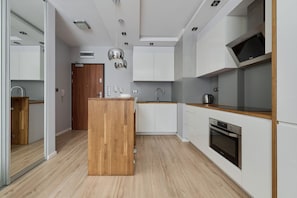 Frigorífico, horno, placa de cocina y lavavajillas